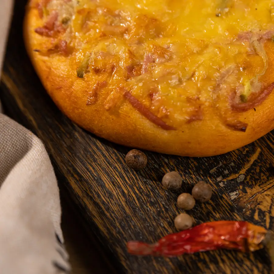 Пирог открытый с колбасой и сыром