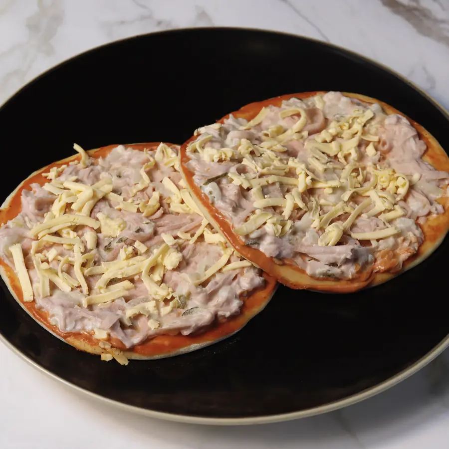 Пирог открытый с колбасой и сыром
