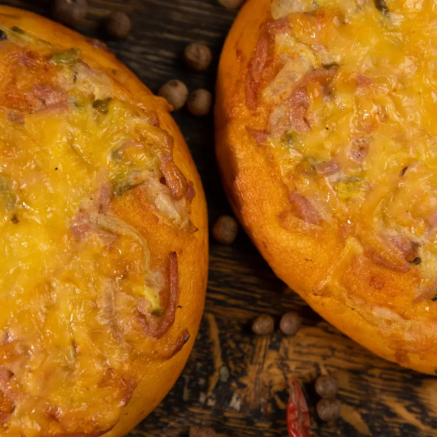 Пирог открытый с колбасой и сыром