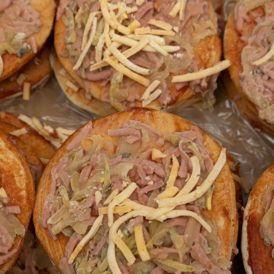 Пирог открытый с колбасой и сыром