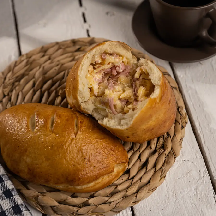 Пирожок с курицей и сыром